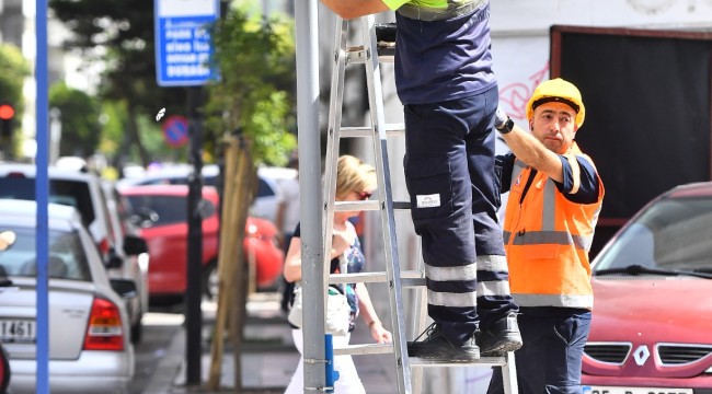 İzmir Büyükşehir Belediyesi yılda 15 bin trafik levhası monte ediyor