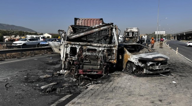 İzmir'de tır, minibüs ve otomobilin çarpışarak yanması sonucu 5 kişi yaralandı