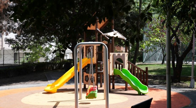 KADIKÖY'DE YAKILAN PARK TEKRAR YENİLENDİ