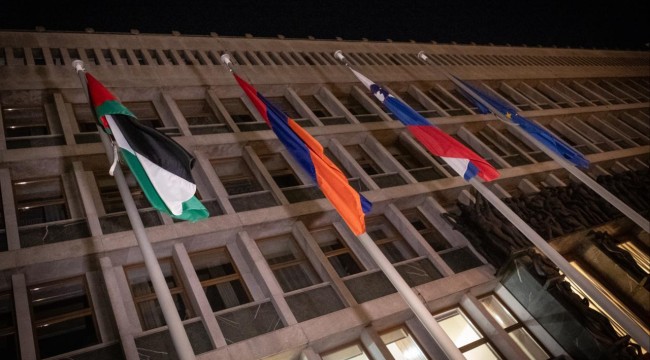 Slovenya'da devlet olarak tanınan Filistin'in bayrağı mecliste göndere çekildi