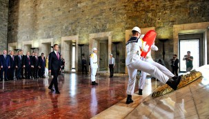 Balıkesir Büyükşehir Belediye Başkanı Akın, Anıtkabir'i ziyaret etti