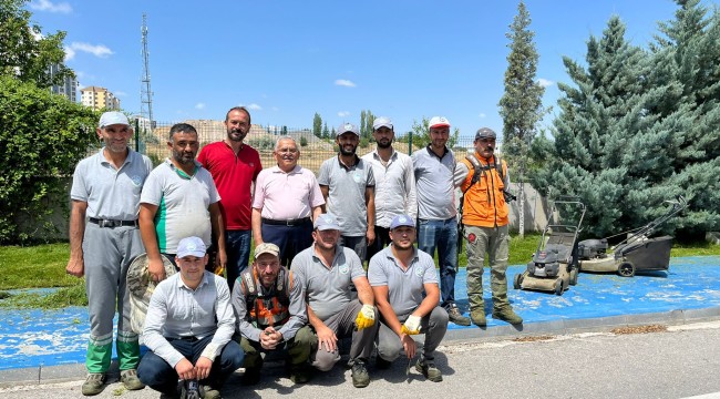 BAŞKAN BÜYÜKKILIÇ, İŞÇİLERLE BİR ARAYA GELDİ, ÇİM BİÇTİ