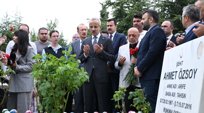 ULAŞTIRMA VE ALTYAPI BAKANI URALOĞLU, 15 TEMMUZ'UN YIL DÖNÜMÜNDE TÜRKSAT ŞEHİDİ AHMET ÖZSOY'U KABRİ BAŞINDA ANDI