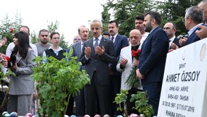 ULAŞTIRMA VE ALTYAPI BAKANI URALOĞLU, 15 TEMMUZ'UN YIL DÖNÜMÜNDE TÜRKSAT ŞEHİDİ AHMET ÖZSOY'U KABRİ BAŞINDA ANDI