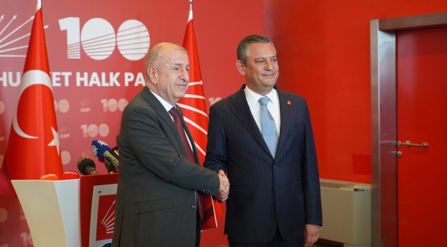 Zafer Partisi Genel Başkanı Prof. Dr. Ümit Özdağ Cumhuriyet Halk Partisi Genel Başkanı Özgür Özel'i ziyaret etti.