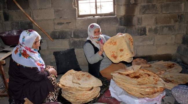 Muş'ta kadınlar tandırlarda imece usulü ekmek pişiriyor