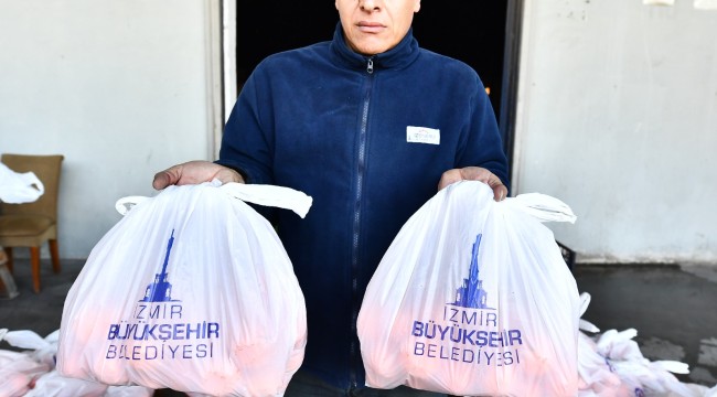 İzmir'de 5 ton mandalina örnek iş birliği ile dağıtılıyor 