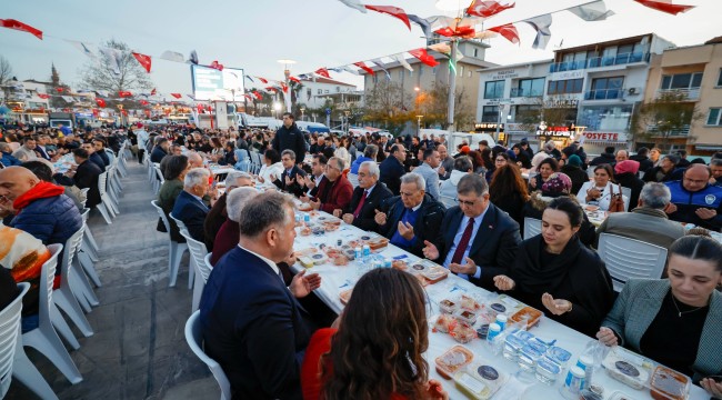 İzmir Büyükşehir Belediyesi'nin iftar sofrası Urla'da kuruldu 