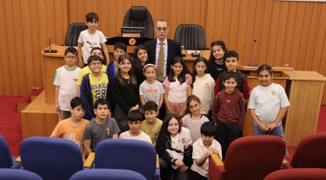 BAŞKAN BEŞİKCİOĞLU, DİYARBAKIR'DAN GELEN 40 İLKÖĞRETİM ÖĞRENCİSİNİ MECLİS SALONUNDA AĞIRLADI