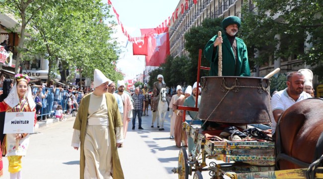 Manisa'da 8 ton mesir macunu halka saçıldı