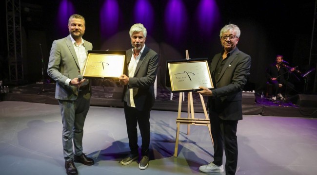 BUCADAKİ TİYATRO İZLEYENLERİ BÜYÜLEDİ