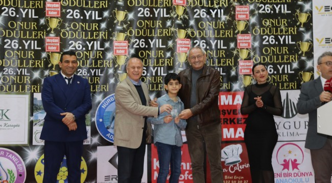 ADİL DEMİR 2025 ONUR ÖDÜLÜNÜ ALDI