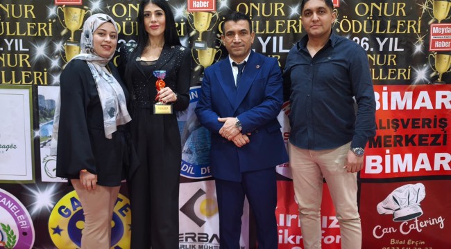 EĞİTİMCİ İLKNUR YÖRÜR ÖDÜLÜNÜ ALDI