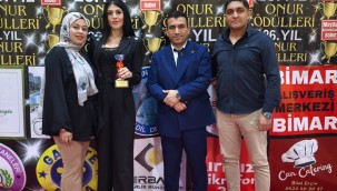 EĞİTİMCİ İLKNUR YÖRÜR ÖDÜLÜNÜ ALDI