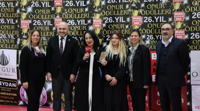MÜGE ÖLGELİ ÖDÜLÜNÜ ALDI