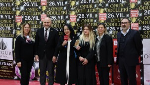MÜGE ÖLGELİ ÖDÜLÜNÜ ALDI