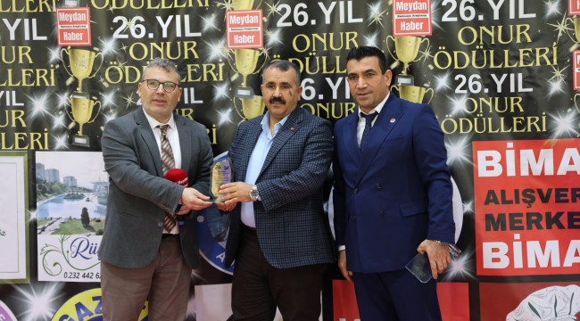 NECMİ DİNÇ ÖDÜLÜNÜ ALDI
