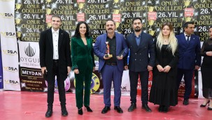 VELİ BALYEMEZ ÖDÜLÜNÜ ALDI